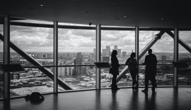 Vue d'hommes et femmes d'affaires dans un batiment vitré