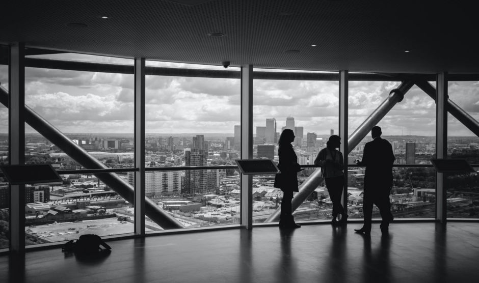 Vue d'hommes et femmes d'affaires dans un batiment vitré